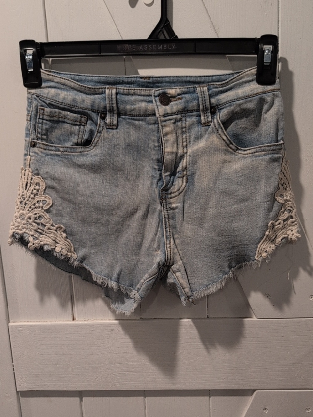 Light Wash Distressed Denim Shorts Lace Crochet Side Detail Size 4/27